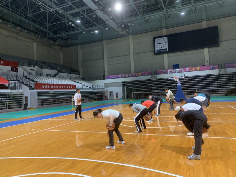 国乒8-2法国采访！莎头谈双打，王曼昱不满失误，梁靖崑谈被逆转